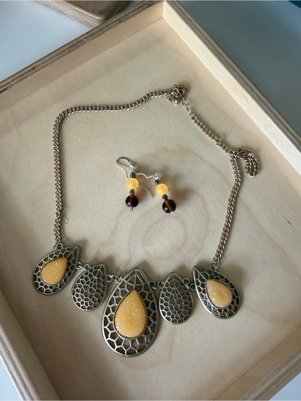 Vintage Gold Tone Teardrop Necklace With yellow Colored Rhinestones